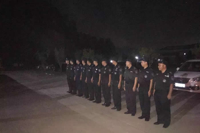 連夜準備工作的保安員