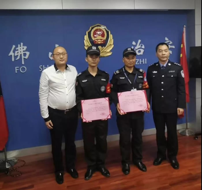 夏總與頒獎民警以及獲獎隊員合照